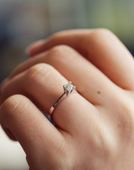 0.28 KARAT TEKTAŞ PIRLANTA YÜZÜK