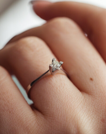 0.17 KARAT TEKTAŞ PIRLANTA YÜZÜK