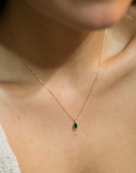 ZÜMRÜT TAŞLI DAMLA KOLYE