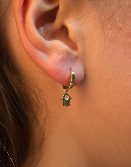 FATMA ANA'NIN ELİ KÜPE