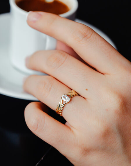 BALIK SIRTI TAŞLI ALTIN YÜZÜK